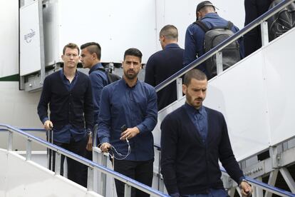 Sami Khedira (centro) de Juventus, llega con su equipo a Cardiff.