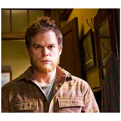 O caso de Dexter é inexplicável. Uma série cujo início era mais difícil –compreender as motivações de um serial killer de Miami— acabou se embaralhando no final, sem saber muito bem o que fazer com um dos maiores personagens criados na televisão. O legista decidia começar uma nova vida sem a companhia do passageiro obscuro, o fantasma de seu pai. No entanto, tudo se precipitava. Sua irmã, Debra, entrava em coma. Dexter se vingava de seu assassino em plena luz do dia. Ninguém o acusava. Poderia ter fugido com sua mulher e seu filho, mas decide retirar os tubos de Debra e jogá-la no mar. Uma tempestade atinge o seu barco. A série poderia –deveria—terminar aí. Mas Dexter sobrevive, vai trabalhar no Nebraska, escondendo-se atrás de uma barba espessa. Na última cena, ele fecha os olhos e os abre encarando a câmera. Dexter continua vivo graças à nossa cumplicidade, tudo bem. Mas foi um final memorável? Definitivamente, não.