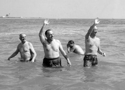Baño del ministro franquista Manuel Fraga en la playa almeriense de Palomares, el 8 de marzo de 1966.