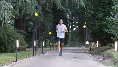 El presidente del Gobierno, Pedro Sánchez, corriendo en las inmediaciones del Palacio de la Moncloa en junio de 2018.