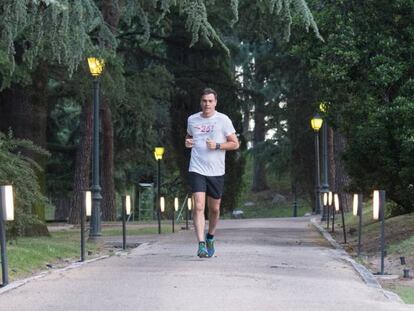 El presidente del Gobierno, Pedro Sánchez, corriendo en las inmediaciones del Palacio de la Moncloa en junio de 2018.