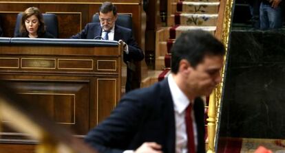 S&aacute;nchez se dirige a la tribuna del Congreso ante S&aacute;enz de Santamar&iacute;a y Rajoy.