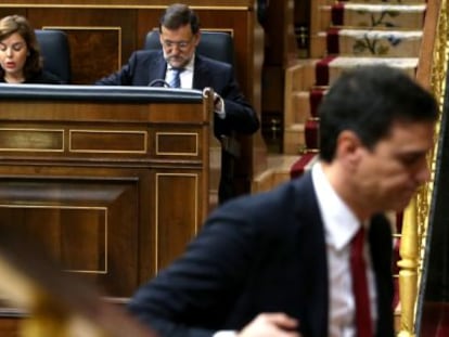 S&aacute;nchez se dirige a la tribuna del Congreso ante S&aacute;enz de Santamar&iacute;a y Rajoy.