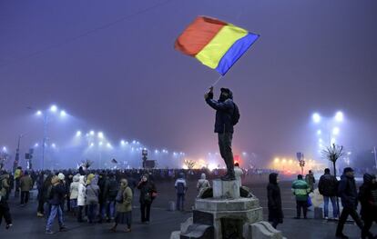 Manifestantes protestan contra el Gobierno anoche en Bucarest (Rumania). 