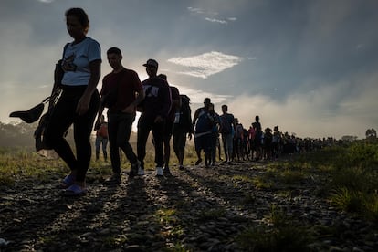 Migrantes, en Bajo Chiquito, en la fila para subirse a un bote que los lleve a Lajas Blancas. Los venezolanos, esta mañana, cantan el himno de su país. El viaje cuesta 20 o 25 dólares. La alternativa es una caminata de unas siete horas.