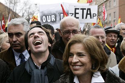 El ex presidente del Gobierno, José María Aznar, junto a su mujer, Ana Botella, se ríe durante un momento de la manifestación.