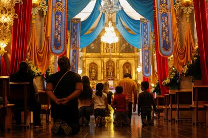 Feligreses rezan el 6 de enero en la parroquia de los Santos Reyes, en la localidad de Cajijitlán, en Jalisco.