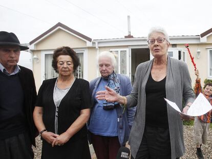Vanessa Redgrave, ayer con habitantes del asentamiento gitano de Dale Farm.