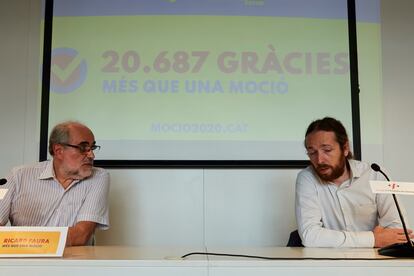 Los portavoces de la plataforma Més que una moció, Ricard Faura y Marc Duch, este jueves, tras ser validadas las firmas para la moción de censura contra Bartomeu.