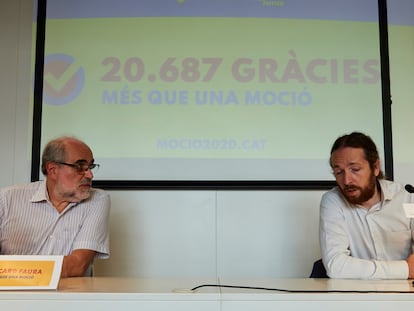 Los portavoces de la plataforma Més que una moció, Ricard Faura y Marc Duch, este jueves, tras ser validadas las firmas para la moción de censura contra Bartomeu.