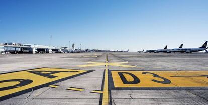 Vista del aeropuerto de Tenerife-Sur con aviones de Ryanair al fondo. 
