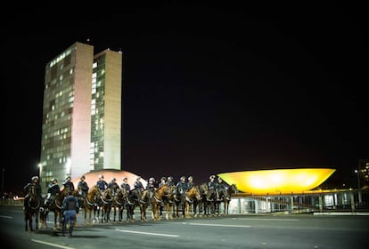 Cavalaria da PM diante do Congresso na noite em que o Senado vota o impeachment.