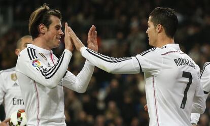 Cristiano y Bale celebran un gol al Levante.