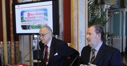 El alcalde de Bilbao, Iñaki Azkuna (a la izquierda), y el concejal de Obras y Servicios, José Luis Sabas, en la rueda de prensa.