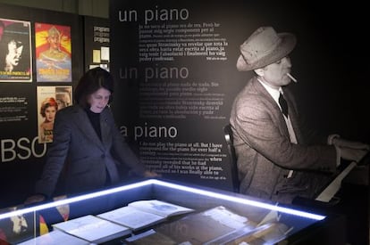 Ivette, la hija de Montsalvatge, contempla la exposición frente a la imagen de su padre.