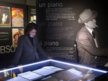 Ivette, la hija de Montsalvatge, contempla la exposición frente a la imagen de su padre.