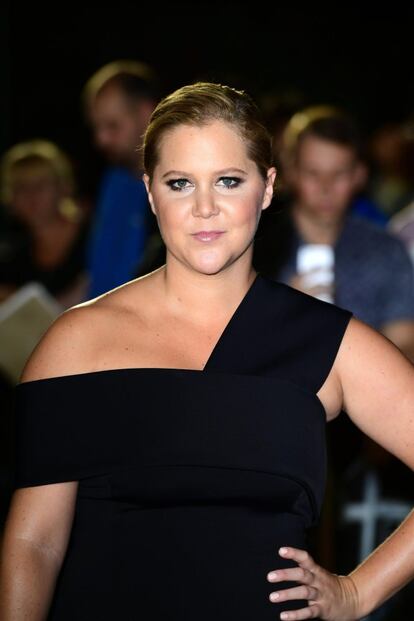 <p>La cómica Amy Schumer ha sido criticada múltiples veces por su aspecto, y por lo que muchos piensan que son kilos de más. La última vez fue cuando el pasado diciembre saltó la noticia de que la actriz iba a interpretar a una Barbie de carne y hueso en su próxima película, y muchos consideraron que ella no era la indicada para representar en la gran pantalla a la icónica muñeca de Mattel. </p></br>
<p>“Quiero agradecer a mis trolls que hayan hecho tan evidente que soy una gran elección. Creo que este tipo de respuestas nos hacen ver que algo está mal con nuestra cultura, y todos necesitamos trabajar para cambiarlo. Cuando me miro en el espejo sé quién soy. Soy una gran amiga, hermana, hija y novia. Una cómica fantástica que llena estadios en todo el mundo y hace televisión y películas, y escribo libros donde lo suelto todo y soy tan valiente como vosotros lo podéis ser”, respondió a sus 'haters' en su cuenta de Instagram, un mensaje acompañado de una foto suya en bañador. “Cualquiera que haya padecido bullying o se haya sentido mal con él mismo, yo estoy aquí luchando por vosotros, por nosotros. ¡Y quiero que también luchéis por vosotros mismos! Necesitamos reírnos y compadecernos de los haters”, terminaba su mensaje.</p></br>
<p>Esa misma fotografía la utilizó unos meses antes cuando tras publicarse unas imágenes suyas en Hawái muchos empezaron a criticar su cuerpo. Utilizando la misma herramienta, les dedicó un mensaje con, como siempre, su toque personal de humor. “Quería escribir ¡buenos días trolls. Espero que encontréis algo de alegría en hoy en vuestras vidas con una interacción humana y no solo escribiendo cosas desagradables a un extraño que nunca habéis conocido, y que desencadena algo en vosotros que os hace sentir impotentes y solos. Así es como me veo. Me siento feliz. Creo que me veo fuerte y saludable”.</p></br>