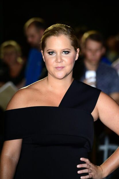 <p>La cómica Amy Schumer ha sido criticada múltiples veces por su aspecto, y por lo que muchos piensan que son kilos de más. La última vez fue cuando el pasado diciembre saltó la noticia de que la actriz iba a interpretar a una Barbie de carne y hueso en su próxima película, y muchos consideraron que ella no era la indicada para representar en la gran pantalla a la icónica muñeca de Mattel. </p></br>
<p>“Quiero agradecer a mis trolls que hayan hecho tan evidente que soy una gran elección. Creo que este tipo de respuestas nos hacen ver que algo está mal con nuestra cultura, y todos necesitamos trabajar para cambiarlo. Cuando me miro en el espejo sé quién soy. Soy una gran amiga, hermana, hija y novia. Una cómica fantástica que llena estadios en todo el mundo y hace televisión y películas, y escribo libros donde lo suelto todo y soy tan valiente como vosotros lo podéis ser”, respondió a sus 'haters' en su cuenta de Instagram, un mensaje acompañado de una foto suya en bañador. “Cualquiera que haya padecido bullying o se haya sentido mal con él mismo, yo estoy aquí luchando por vosotros, por nosotros. ¡Y quiero que también luchéis por vosotros mismos! Necesitamos reírnos y compadecernos de los haters”, terminaba su mensaje.</p></br>
<p>Esa misma fotografía la utilizó unos meses antes cuando tras publicarse unas imágenes suyas en Hawái muchos empezaron a criticar su cuerpo. Utilizando la misma herramienta, les dedicó un mensaje con, como siempre, su toque personal de humor. “Quería escribir ¡buenos días trolls. Espero que encontréis algo de alegría en hoy en vuestras vidas con una interacción humana y no solo escribiendo cosas desagradables a un extraño que nunca habéis conocido, y que desencadena algo en vosotros que os hace sentir impotentes y solos. Así es como me veo. Me siento feliz. Creo que me veo fuerte y saludable”.</p></br>
