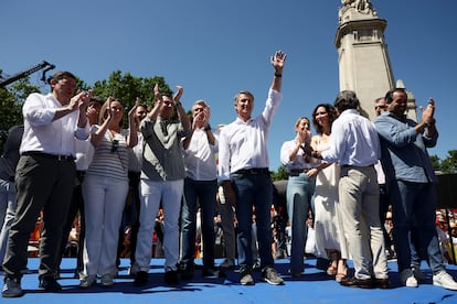 El líder del Partido Popular, Alberto Núñez Feijóo, junto con los barones del partido y los expresidentes Aznar y Rajoy.