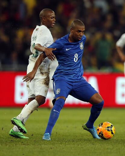 O volante Fernandinho domina a bola em partida contra a África do Sul.