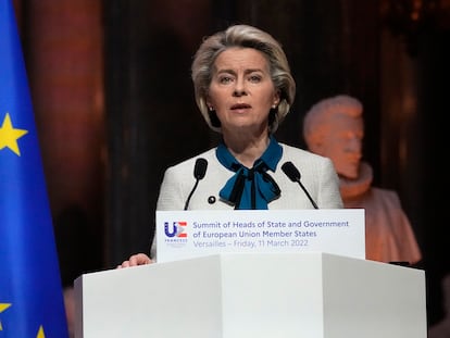 La presidenta de la Comisión Europea, Ursula von der Leyen, el viernes en una rueda de prensa en Versalles (Francia).