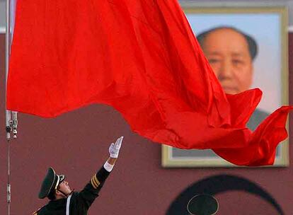 Un soldado se prepara para izar la bandera china delante del mausoleo de Mao Zedong, en la plaza de Tiananmen.