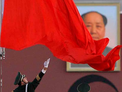 Un soldado se prepara para izar la bandera china delante del mausoleo de Mao Zedong, en la plaza de Tiananmen.