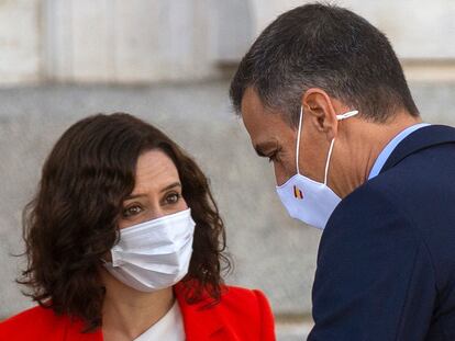 La presidenta de la Comunidad de Madrid, Isabel Díaz Ayuso, y el presidente del Gobierno, Pedro Sánchez, este lunes en la sede del Gobierno regional, en Madrid.