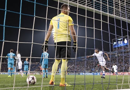 Lucho González celebra el primer gol del partido.