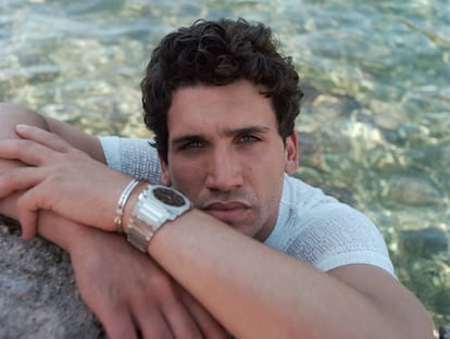 Jaime Lorente, que da vida al Cid Campeador en la serie de Amazon Prime Video, posa con camiseta Dior Men. El reloj Octo Finissimo y el brazalete de oro blanco B.zero1 son Bvlgari.