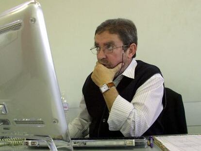 El periodista José Vicente Aleixandre al seu despatx del diari 'Levante-EMV'.