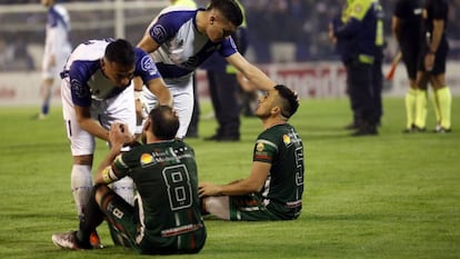 Los jugadores de San Jorge de Tucumán se niegan a jugar ante Alvarado de Mar del Plata, disconformes con el arbitraje.