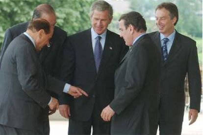 Desde la izquierda, el primer ministro italiano, Silvio Berlusconi; el presidente francés, Jacques Chirac; el presidente de EE UU, George W. Bush; el canciller alemán, Gerhard Schröder; y el primer ministro británico, Tony Blair, en la cumbre del G-8 en Evian en 2003.