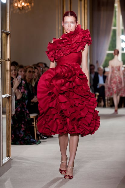 Si su desfile arrancaba con ninfas enfundadas en dos piezas y trabajados abrigos, la hora del cóctel se copa con suntuosos vestidos que liberan peso de sus telares pero no abandonan sus florituras.