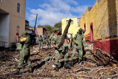 Personal militar trabaja para quitar escombros tras las inundaciones en Zacatecas.