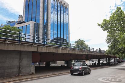 Lateral del puente de Raimundo Fernández Villaverde. 