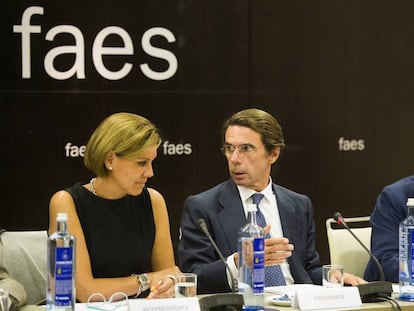 José María Aznar y María Dolores de Cospedal tras la reunión del patronato de FAES.