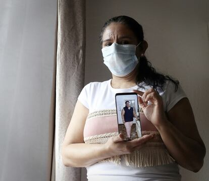 Alma Mejía, la hermana de Erika, muestra una foto de ella, en su casa de Guadalajara, España, la semana pasada.
