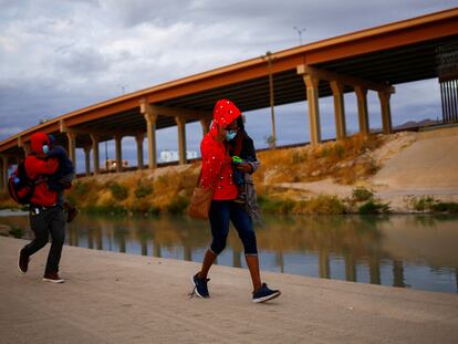 Migrantes haitianos cruzan el Río Bravo, en Ciudad Juárez, México a finales de diciembre.