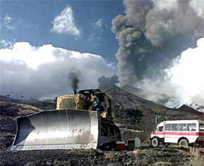 Una excavadora levanta una barrera para evitar que la lava del Etna llegue a la poblacin de Nicolosi (Sicilia).