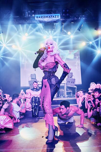 Un momento de la actuación de Amanda Lepore en la fiesta ICONIQA celebrada en la sala Razzmatazz de Barcelona.