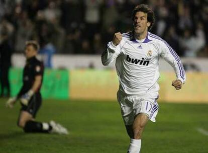 Van Nistelrooy celebra su primer gol al Levante.