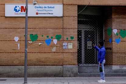 Un hombre pasa al lado de la puerta del Centro de Salud General Ricardos ubicado en Carabanchel, Madrid.