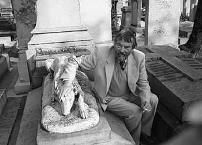 John Fowles (Leigh-on-sea, Gran Bretaña, 1926), en un cementerio parisiense en 1987.