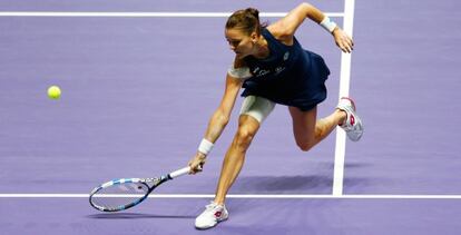 Radwanska devuelve la pelota contra Muguruza.