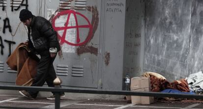 Un indigente hoy cerca la la plaza Syntagma, en Atenas.