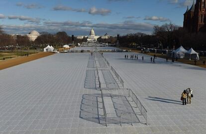 Está previsto que unas 900.000 personas acudan en Washington al acto de jura que tendrá lugar frente al Capitolio, en el marco de una jornada que comenzará a las 9.30 (hora local) y concluirá ya de noche, con diversas fiestas. En la imagen, dos turistas toman fotos en la Explanada Nacional.