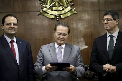 Barbosa, Calheiros e Levy, durante a entrega do Orçamento ao Congresso