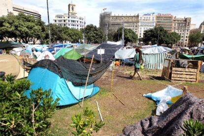 Mientras el movimiento 15-M ha decidido dejar de dormir en la plaza Catalunya de Barcelona, muchos han decidido no irse del campamento  hasta que no se consigan cosas concretas. En la fotografía, la imagen que ofrecía la céntrica plaza a primera hora de la tarde del domingo.