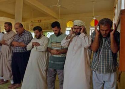 Ahmed Hasan Abu Jafar, Ahmed Taysir y Jaled Ahmed (con atuendo occidental), tres de los jordanos liberados ayer, rezan en una mezquita de Faluya.